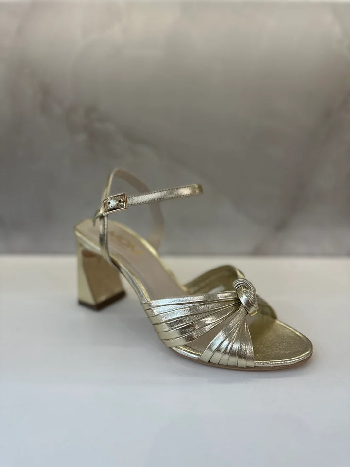 Sandales dorées à talon bloc – Nœud glamour & éclat doré