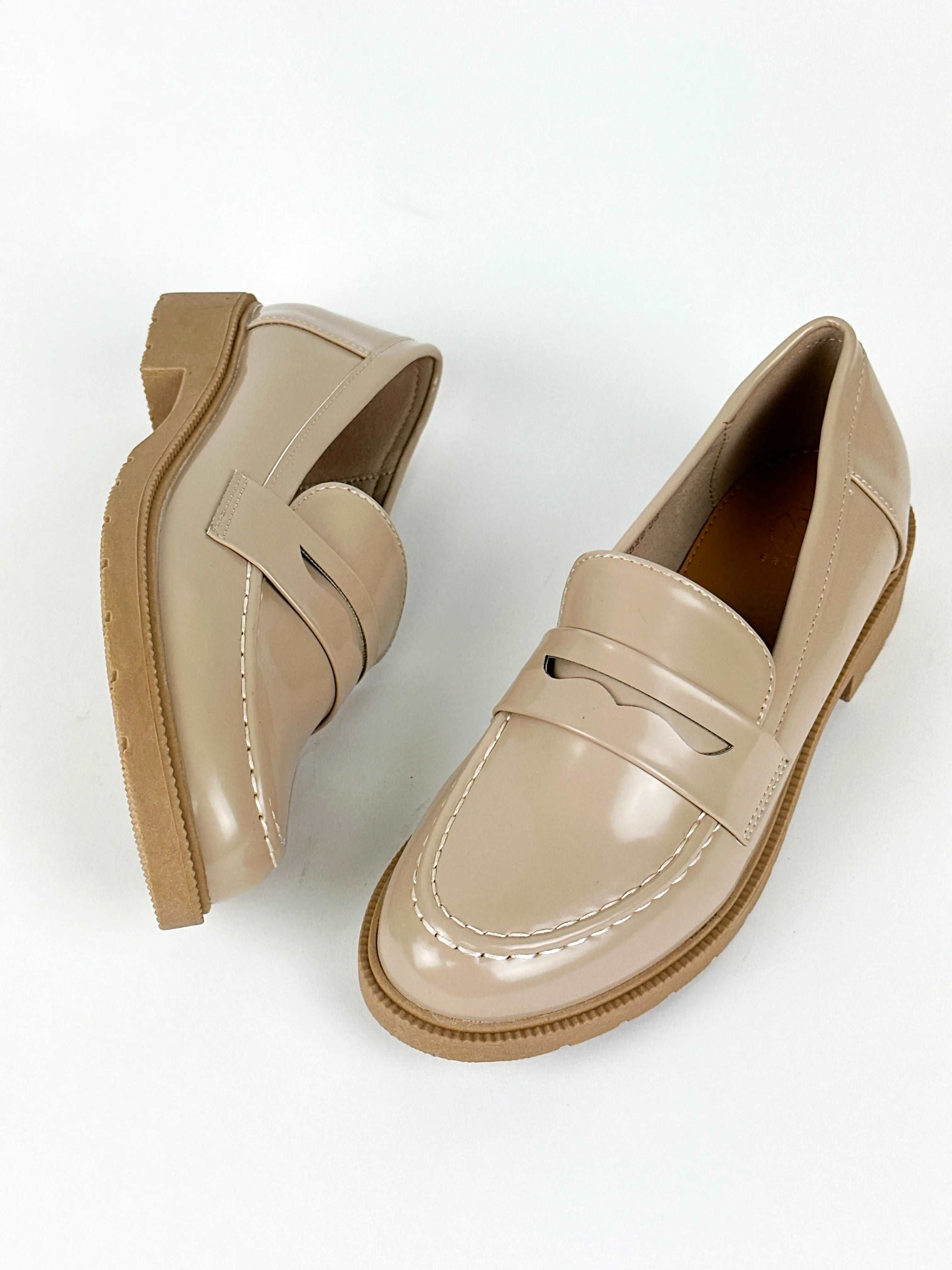 MOCASSINS EN CUIR VERNIS - BEIGE