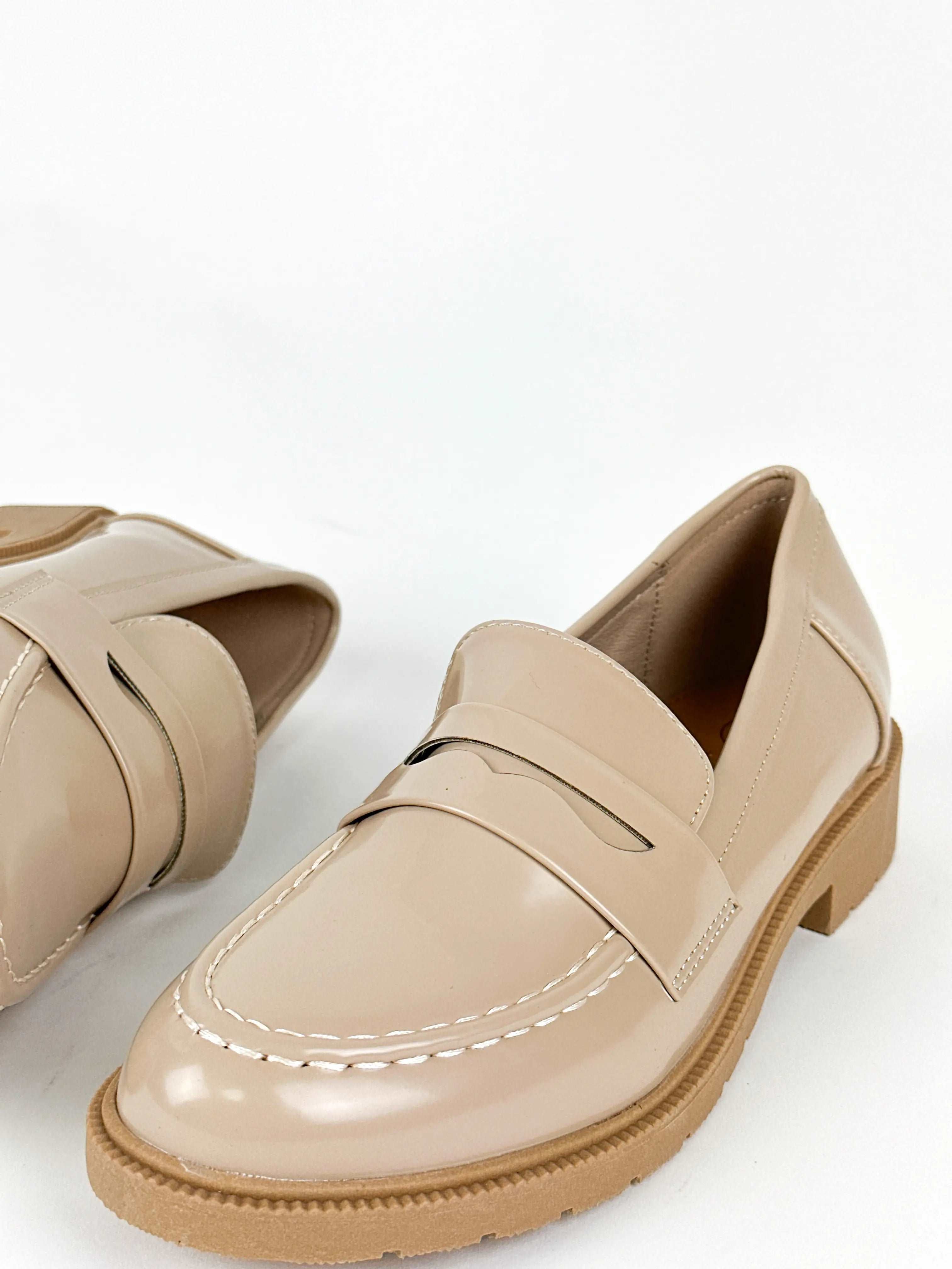 MOCASSINS EN CUIR VERNIS - BEIGE