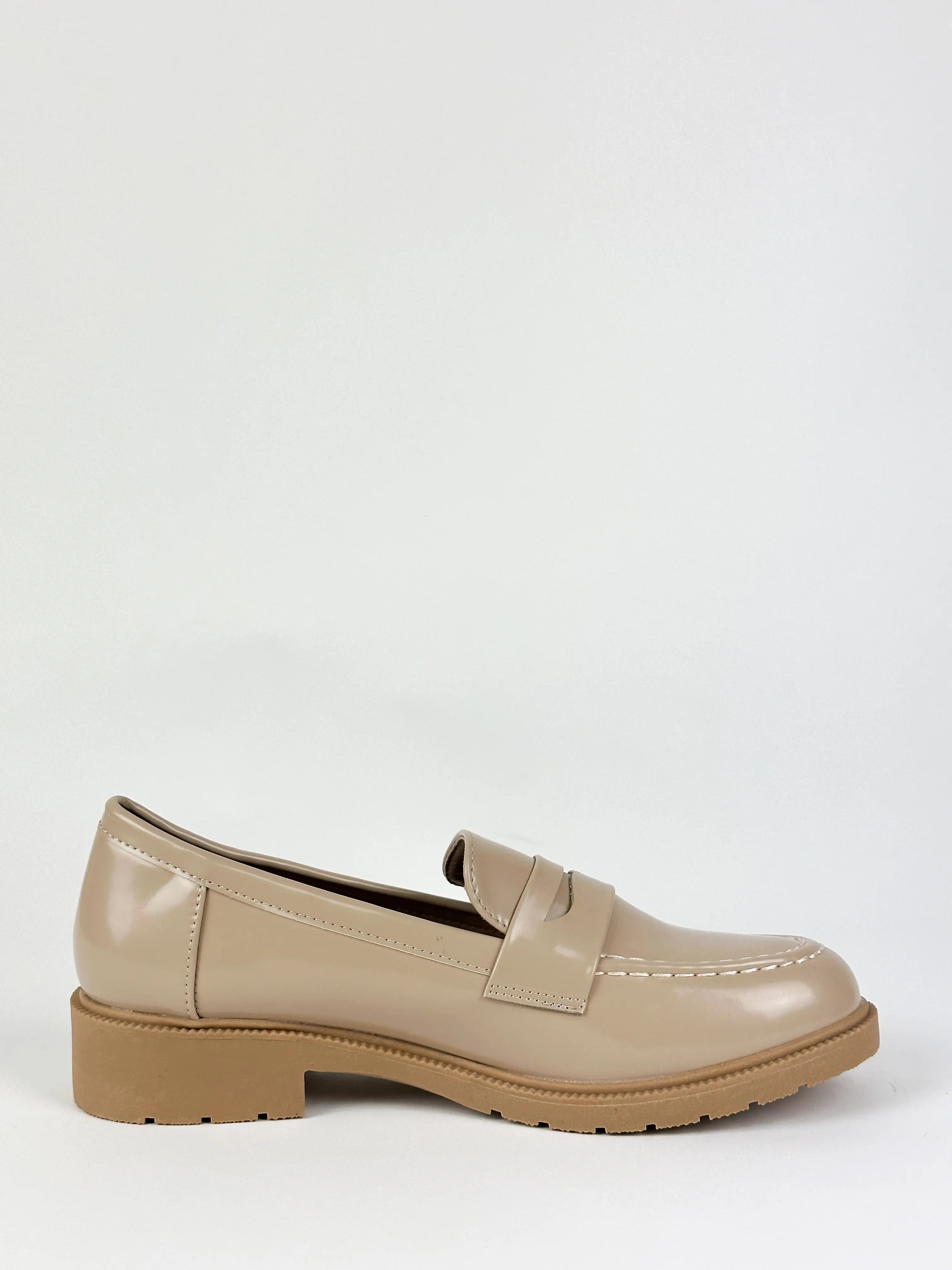 MOCASSINS EN CUIR VERNIS - BEIGE