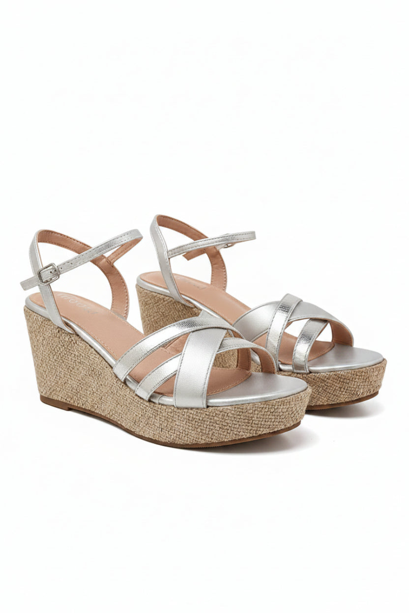 Sandales compensées argentées à brides croisées 9 cm – Maison de Mode Maroc