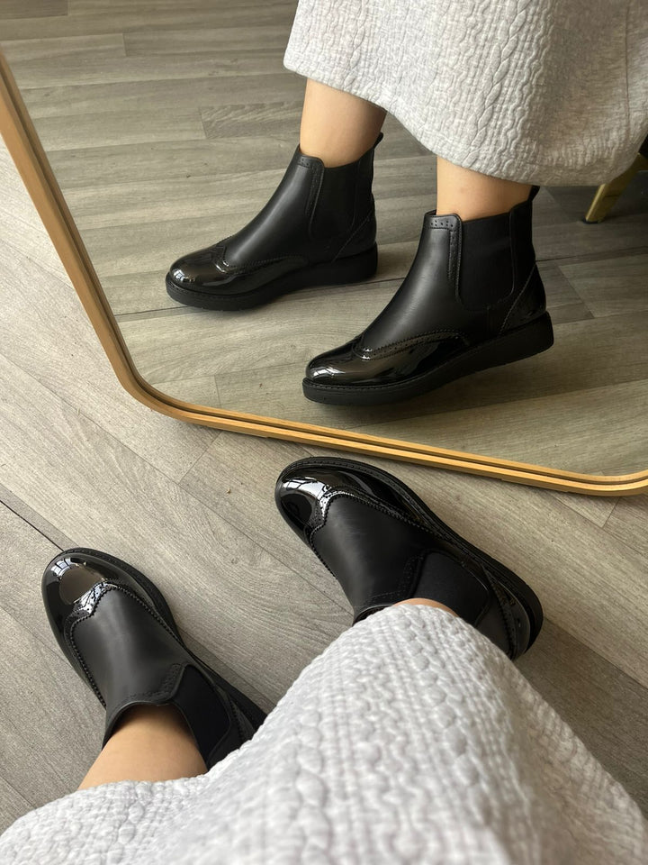 Bottines classiques noires à talon, détail – Maison de Mode Maroc