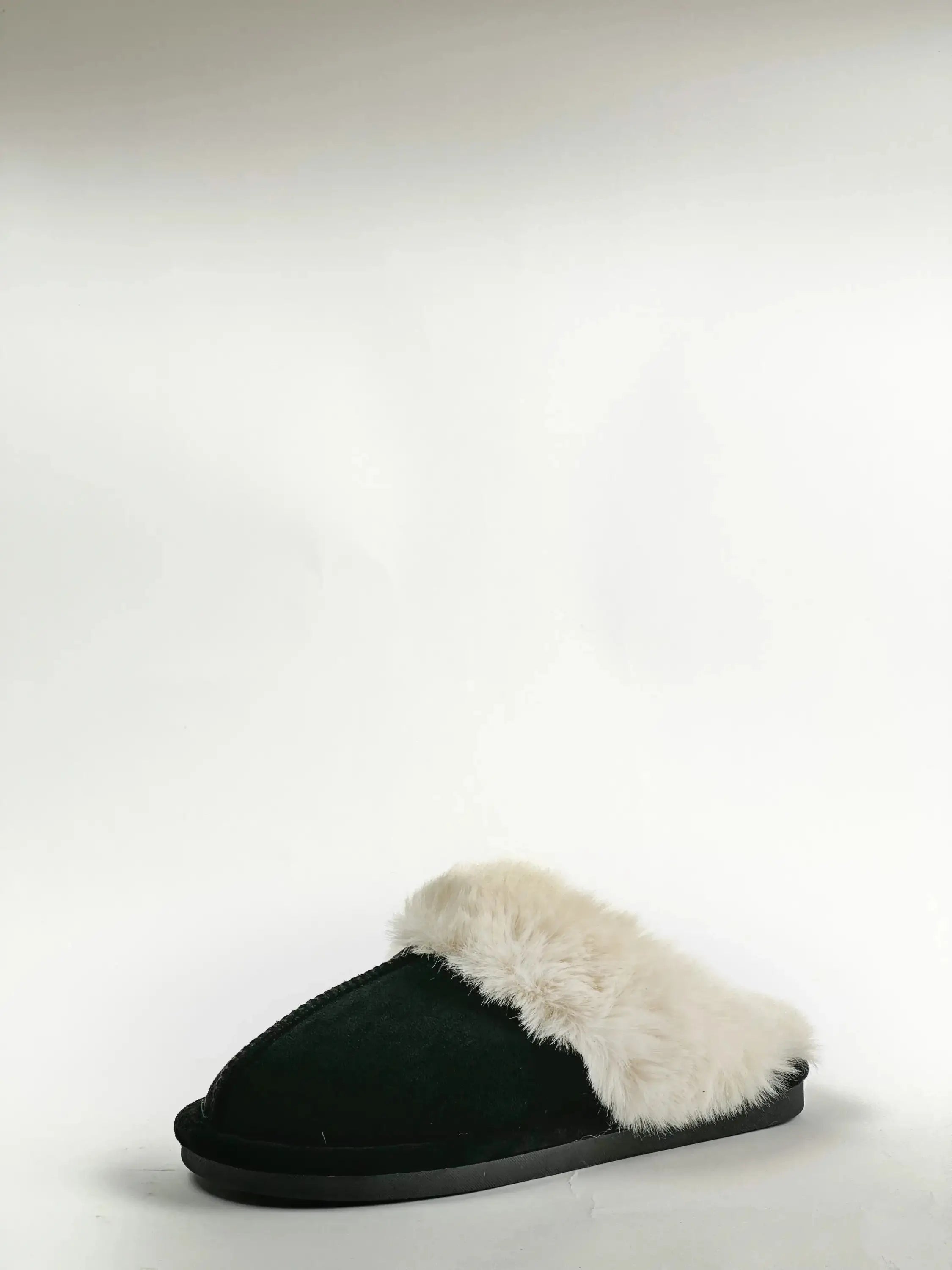 Pantoufle Femme Noire Et Blanche Taille 39 – Marque Daxon – Neuf Sans Emballage